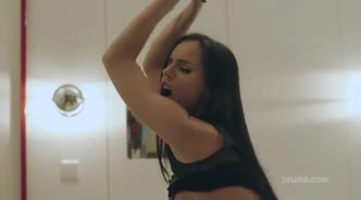 Симпатичная девушка с красивой талией в нижнем белье нежно занимается сексом