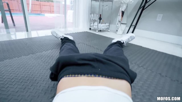 Девки заставили парня вылизать киску им