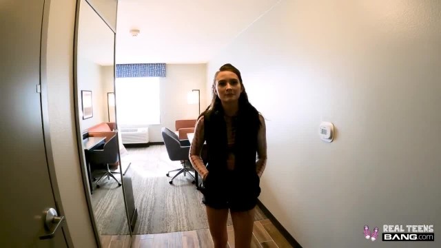 Молодая сучка гуляет с другом и лезет на его член