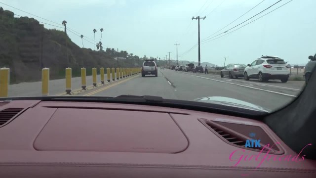 Учит подругу водить машину за минет в награду